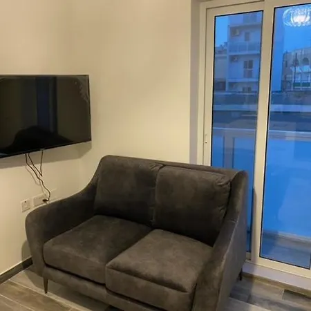 One Beautiful Bedroom Flat In * Pietà