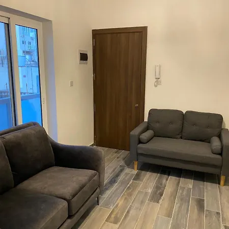 One Beautiful Bedroom Flat In Apartamento