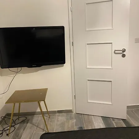 One Beautiful Bedroom Flat In Apartamento Pietà
